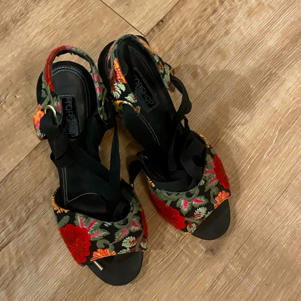 Embroidered heels - Picture 3 of 3